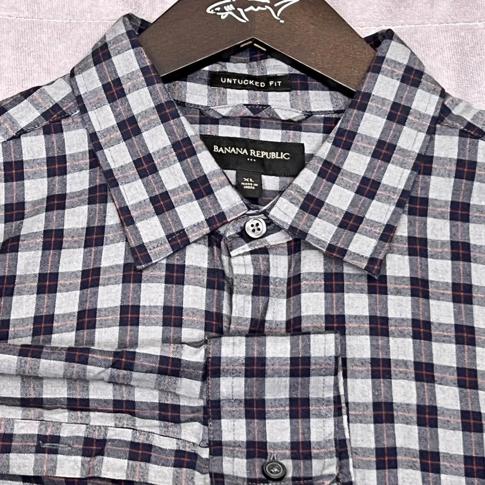 Banana Republic Shirt Mens XL Gray Navy Plaid Excellent Untucked Fit Button Down